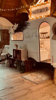 Luna ist heute wieder auf einer traumhaften Hochzeit in unserer Partnerlocation @hofgutedenholzhausen aufgestellt… immer wieder schön hier zu sein ❤️#fotoboxhochzeit #hochzeit #funny #photoprops #props #weddingdress #boomerang #gif #perfectday #wedding #partytime🎉 #camperphotobooth #photoboothevent #videobooth #bohowedding #smilepics #hochzeit #hochzeitsplanung #fotocaravan #photobooth #boholifestyle #hochzeitstipps #hochzeitsfotos #weddinginspiration #bridetobe #loveit #trauteuch #perfectwedding