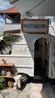 Heute zu Gast im @harnerslocation. Deko & Blumen sind von der lieben Selina @blumenliebe_florales_atelier. Luna ist heute für Theresa und Paul im Einsatz. Freuen uns auf tolle Erinnerungen ❤️#fotobox #fotobulli #hochzeit #bridetobe #fotoboxmieten #fotoboxvermietung #hochzeitstrends