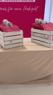 DAY1 ✅ Tag eins ist rum… morgen gehts weiter auf der @traudich_muenchen Unser Kalendar für 2026/2027 ist für Buchungen geöffnet. Fotobox und unsere Audiogästebücher haben wir dabei. Kommt uns besuchn ✌🏽 #fotobox #fotoboxhochzeit #audiogästebuch