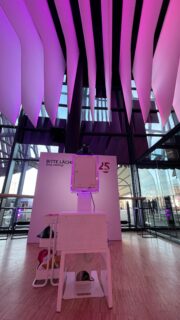 Heute im @showpalast.muenchen zu einer Mitarbeiter-Feier. Feiern im großen Stile 🎉 3 Fotoboxen parallel im Einsatz, Food-Court, Band, Hau den Lukas, Minigolf, Riesen-Kicker und und und… Alle Fotoboxen ersetzen den Hintegrund durch einen Wunschhintergrund… #photobooth #fotoboxmieten #firmen #firmenjubiläum