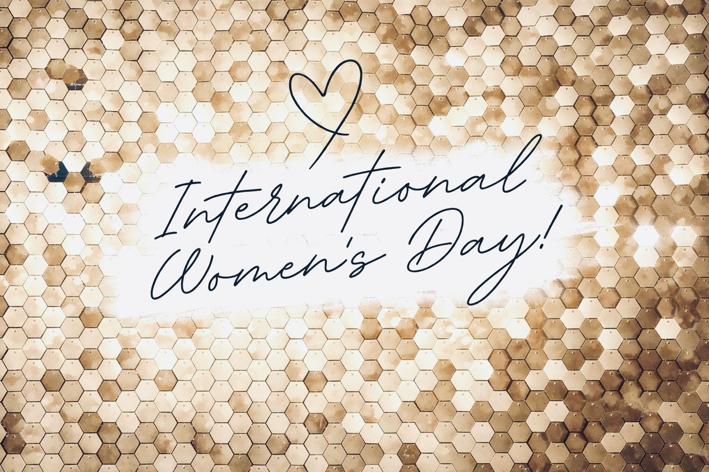Happy International Women’s Day!Heute feiern wir all die starken, kreativen, mutigen und wundervollen Frauen da draußen. 💛Ob als Braut, beste Freundin, Schwester, Mama oder Powerfrau im Business – ihr macht jeden Moment besonders. Genau diese besonderen Momente lieben wir festzuhalten. 📸Heute sagen wir:
Auf euch, liebe Frauen – ihr macht die Welt ein Stück schöner! 🌸#InternationalWomensDay #Frauentag